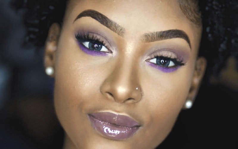 L'ombretto viola cerca gli occhi azzurri