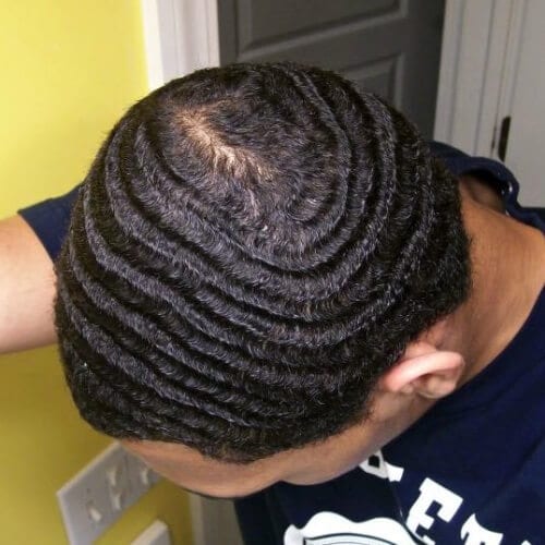 Tagli di capelli corti per uomini con onde profonde