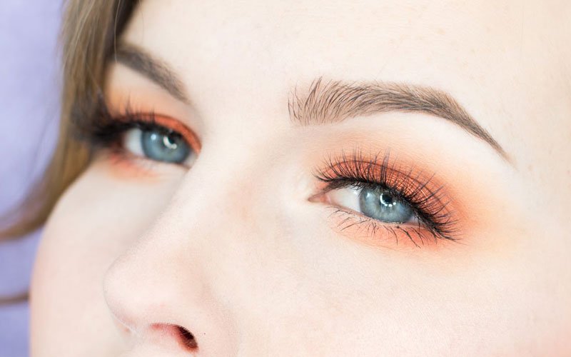 Idee per ombretti arancioni per occhi azzurri