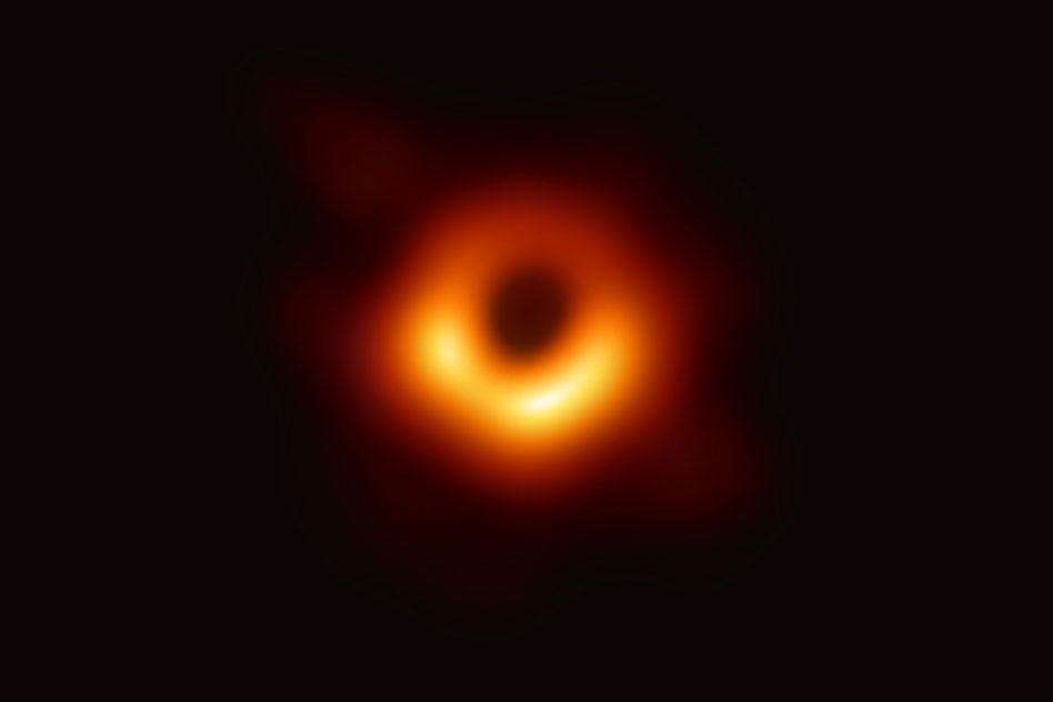 L'Event Horizon Telescope, una serie su scala planetaria di otto radiotelescopi terrestri forgiati grazie a una collaborazione internazionale, ha catturato questa immagine del buco nero supermassiccio al centro della galassia M87 e della sua ombra.