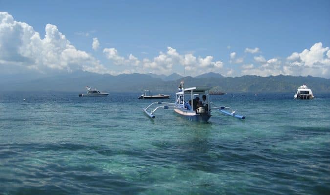 Barche che galleggiano nelle limpide acque di Bali