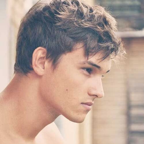 Tagli di capelli corti mossi per gli uomini