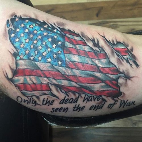 Idee del tatuaggio della bandiera americana per gli uomini
