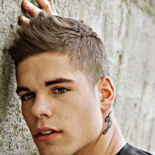Acconciatura corta per uomo