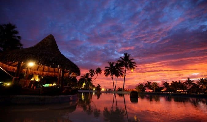 Un vivido tramonto sulla bellissima isola di Tahiti