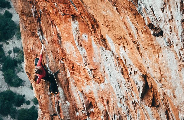 Hobby di arrampicata su roccia per giovani donne