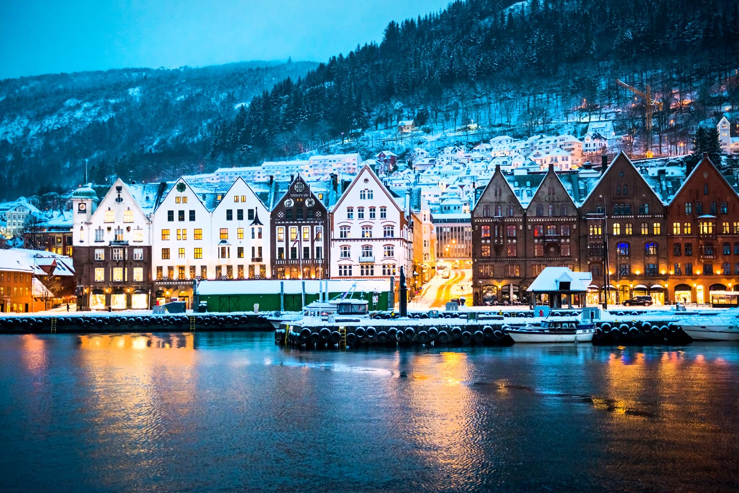Vista notturna su Bergen in Norvegia