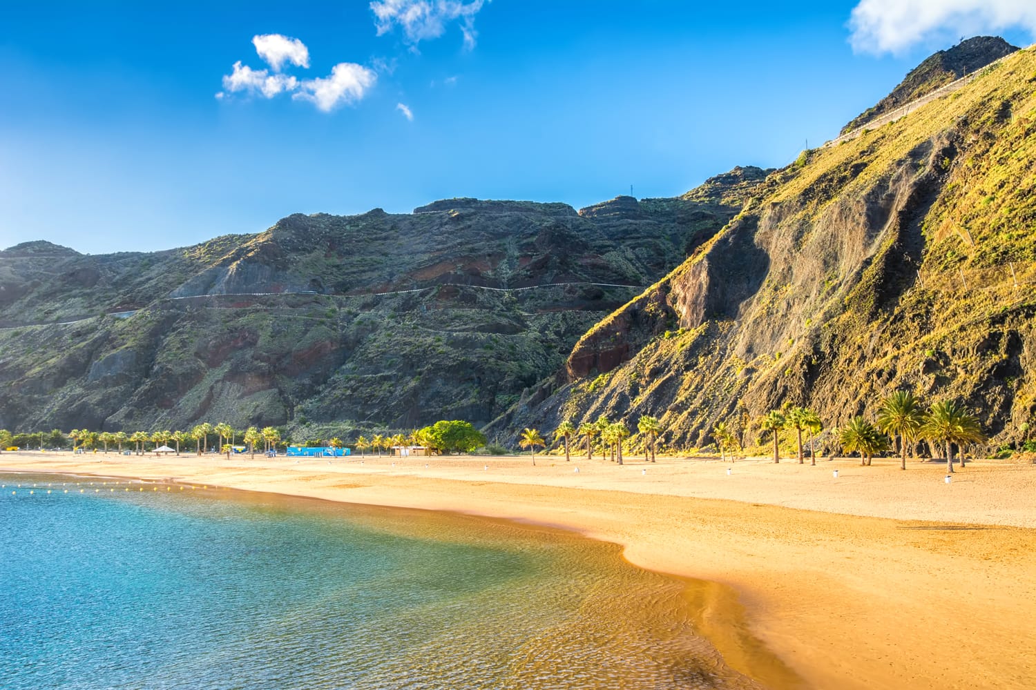 Splendida vista della spiaggia las Teresitas con sabbia gialla.  Località: Santa Cruz de Tenerife, Tenerife, Isole Canarie.