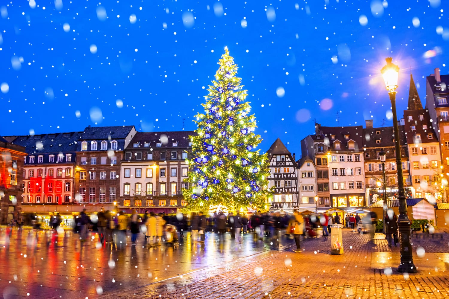 Albero di Natale e mercatino di Natale in Piazza Kleber di notte nella città medievale di Strasburgo - capitale di Noel, Alsazia, Francia.