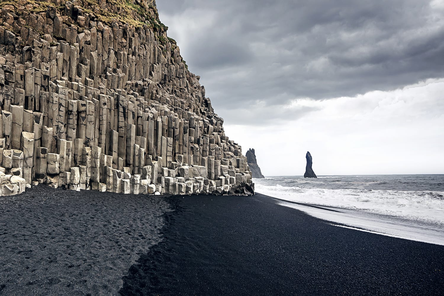 La spiaggia di sabbia nera di Reynisfjara e il monte Reynisfjall dal promontorio di Dyrholaey nella costa meridionale dell'Islanda.